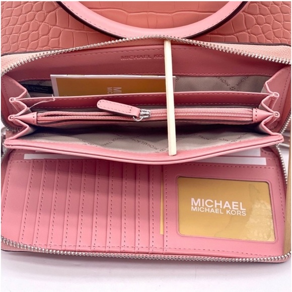 MICHAEL KORS LARGE
TRAVEL CONTINENTAL
WALLET WRISTLET - Picture 6 of 10